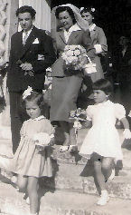 Au Mariage de ma Marraine - je suis devant avec mon noeud-noeud - ma soeur derrire la marie et elle en a 2 de noeuds-noeuds !