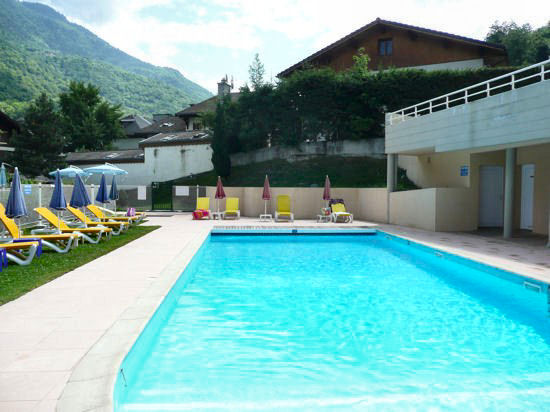 la piscine derrire le petit pont de bois sur la photo prcdente