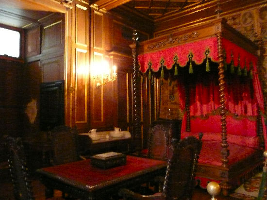 Une chambre - petit lit car l'on dormait assis - la position allongée étant réservée à la mort