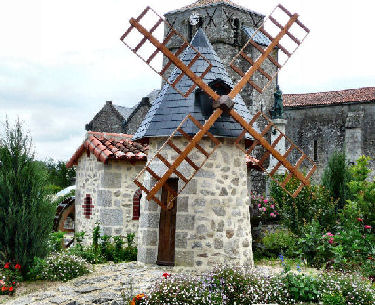 Petit Moulin sur la Place du Village de Cless