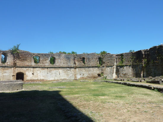 Cour de l'emplacement des curies et habitations