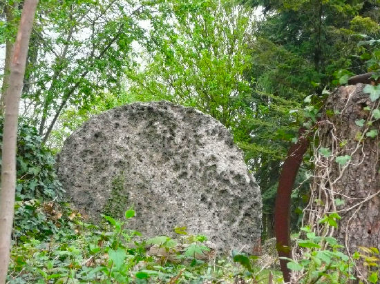 Une meule de l'ancien moulin